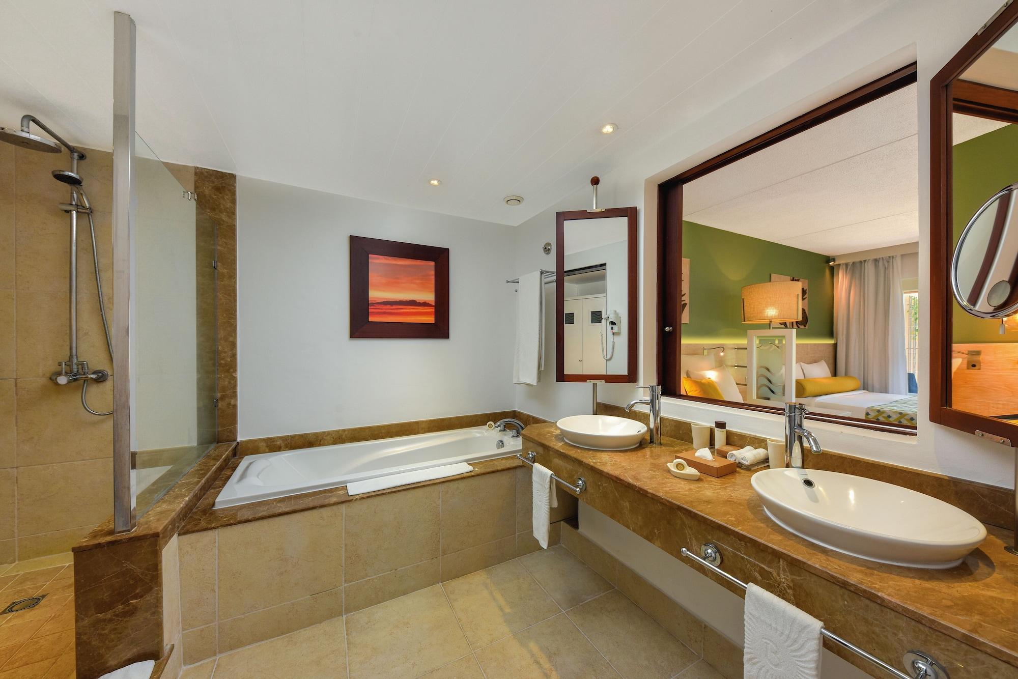 Hotel Victoria Beachcomber & Pointe aux Piments